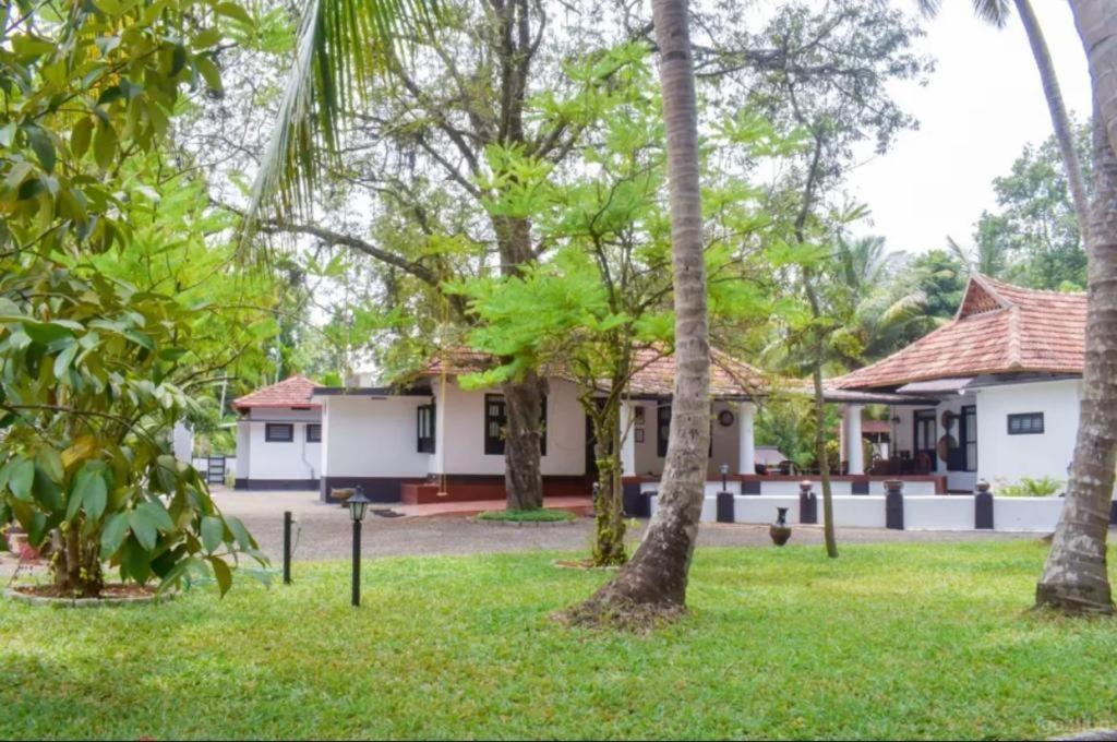 Babira Brookside Heritage Resort كوماراكوم المظهر الخارجي الصورة